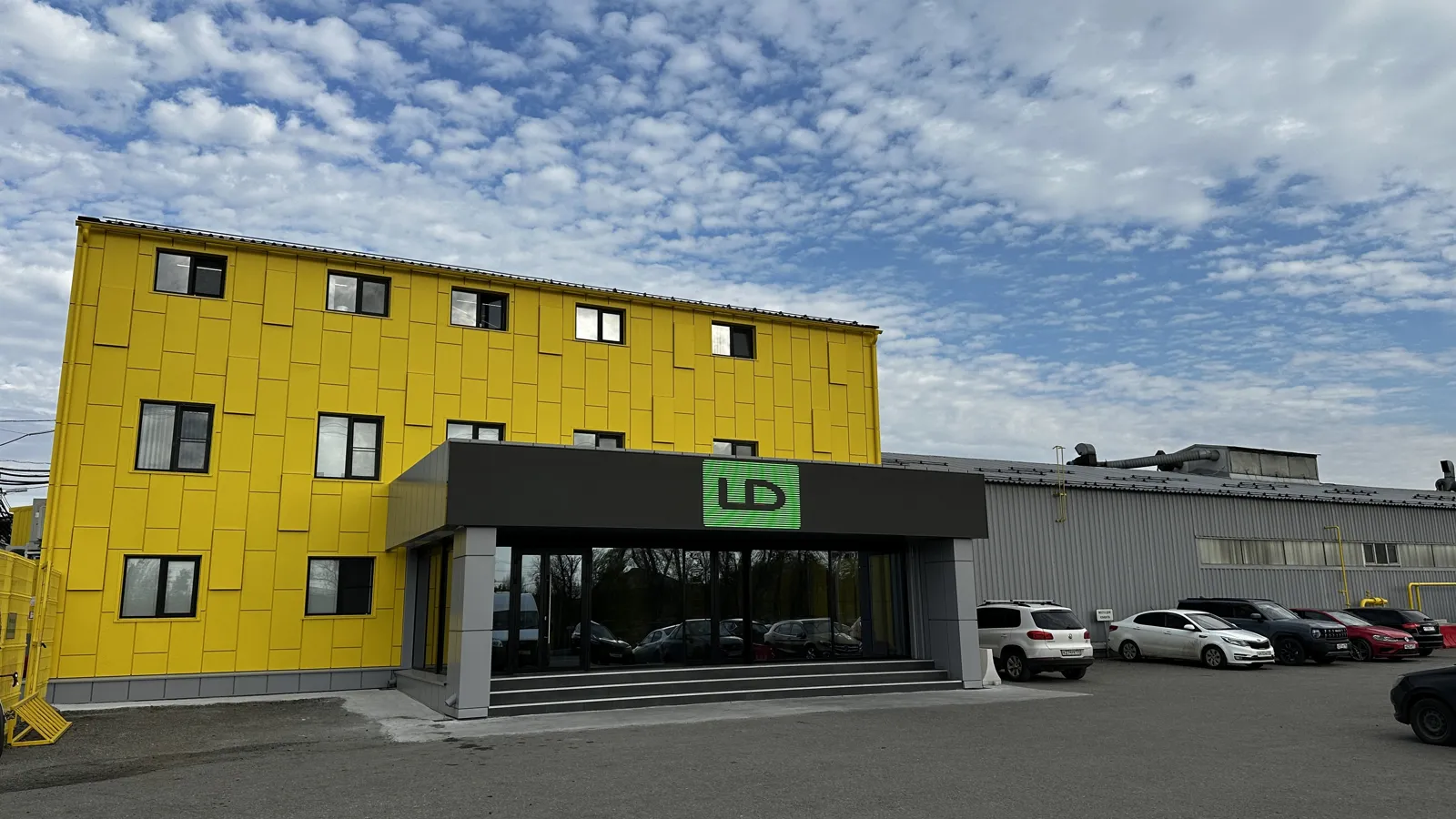 Административный корпус LD с жёлтым фасадом и входной группой